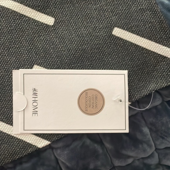 ✨Dark Gray & Cream Graphic Print Pillow Cover - Picture 6 of 8